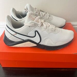 Women’s Nike Legend Size: 8